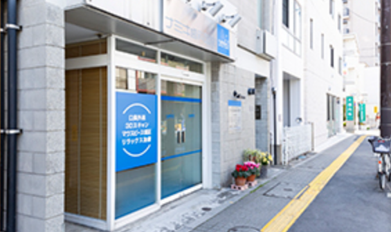 ①クリニック外観　②受付　③待合室