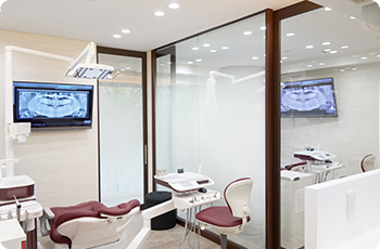 【新潟駅近く】日本口腔インプラント学会専門医・指導医が在籍。痛みの少ない治療に取り組んでいる歯科医院。