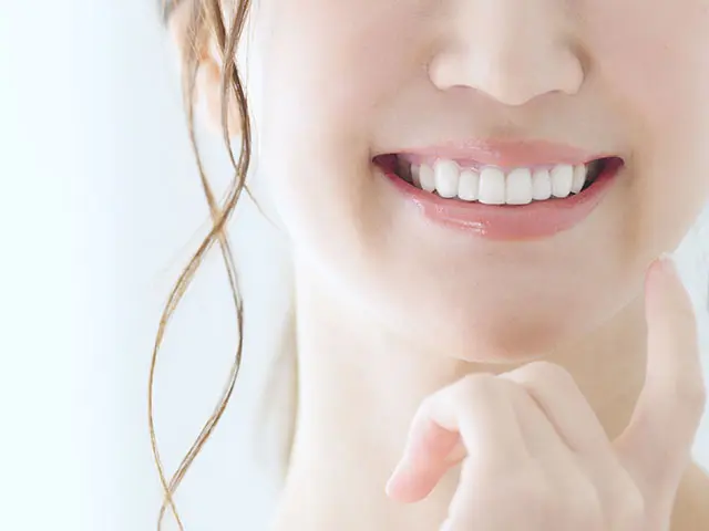 健康な歯を削らずに歯を白くする、患者様のライフスタイルに合わせた方法を提案