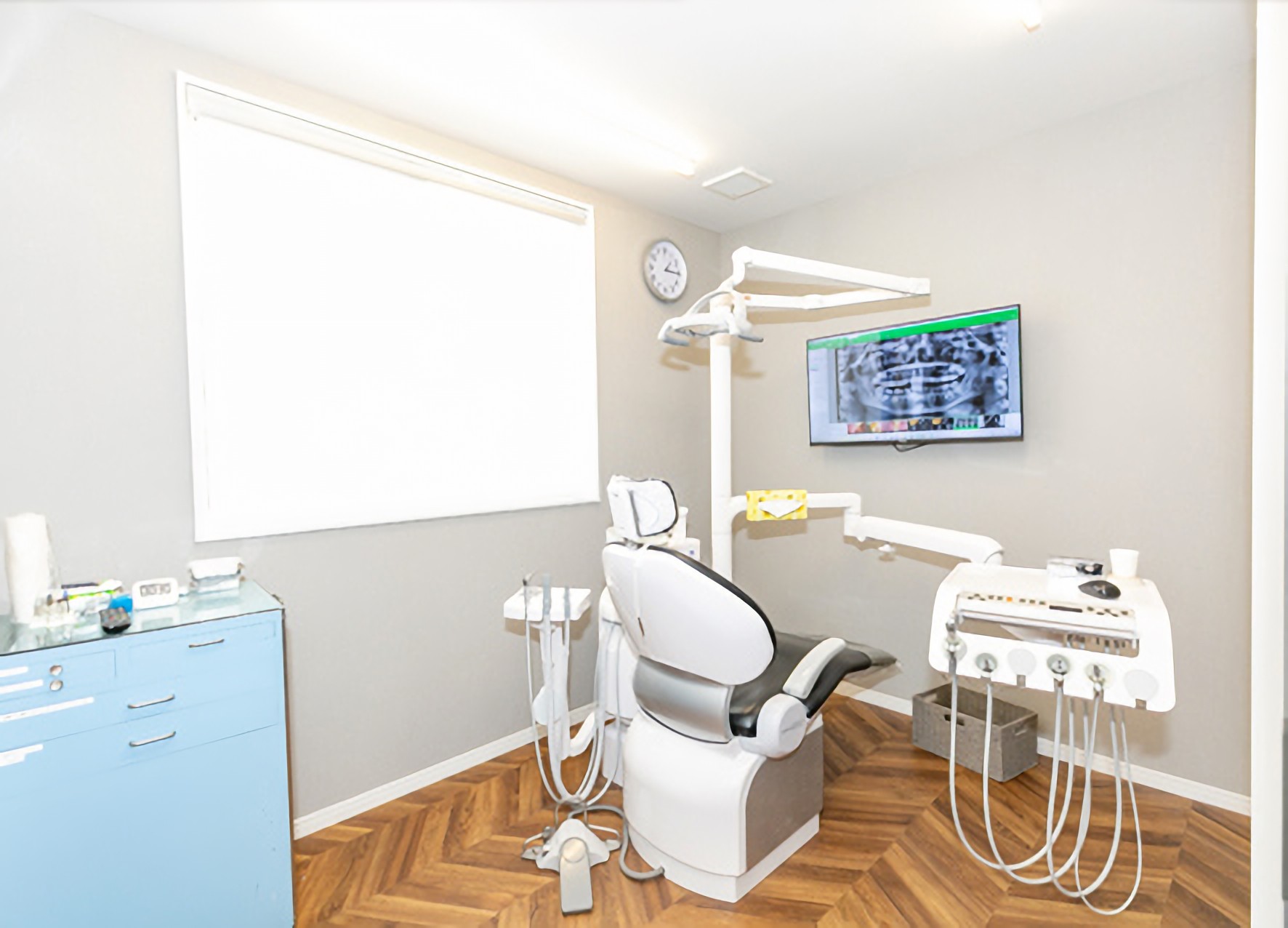 ①外観②待合室③診療室