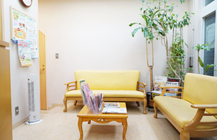 ①クリニック外観②待合室③診療室