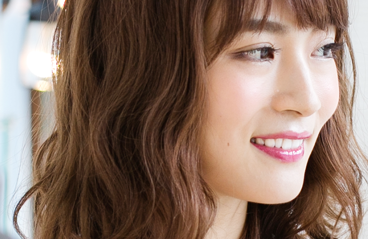 透明感ある白さで、清潔感と明るい笑顔を演出