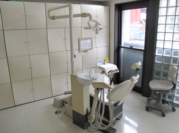 ①クリニック外観　②待合室　③診療室