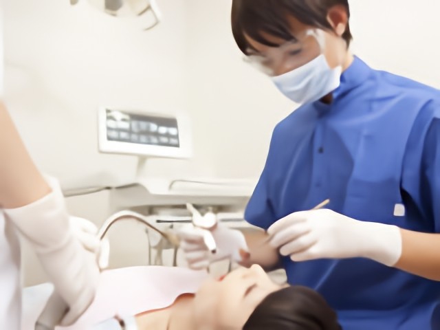 インプラント治療に25年以上携わってきた経験を生かし、安全性と治療後の安定を重視した診療を行っています。