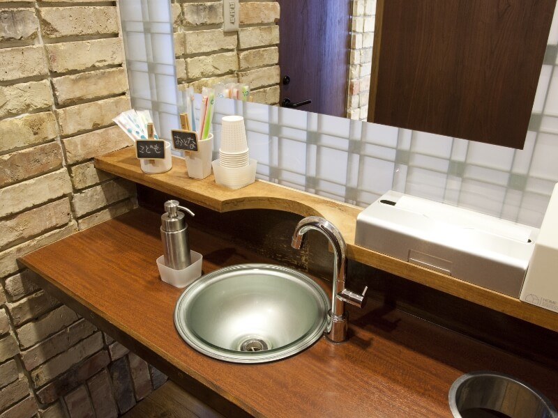 お手洗いで治療の前後にお口をご確認いただけます