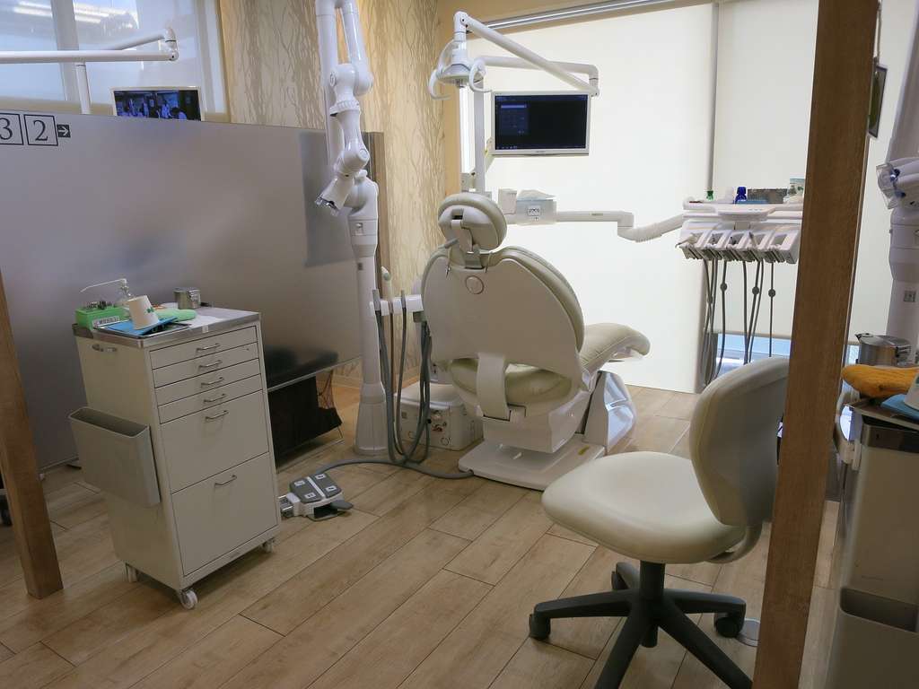 虫歯検知液を使い「再治療が少ない治療」、「注射の痛みが少ない治療」を心がけております（年中無休、20時まで診療、お昼休みなしで診療しております）