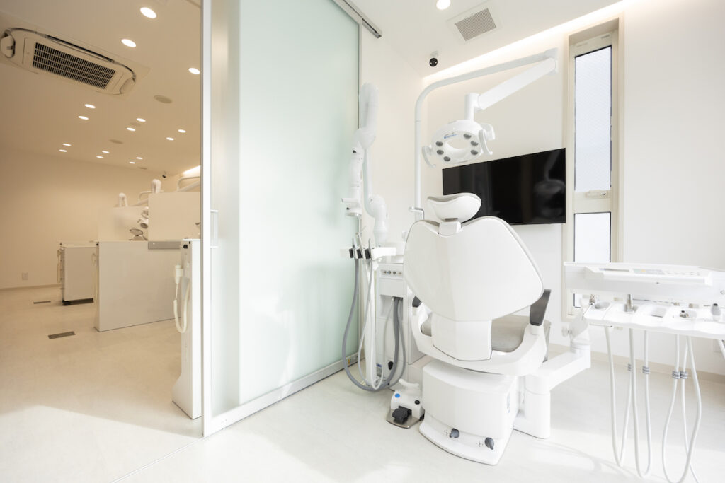 ①クリニック外観②受付・待合室③診療室