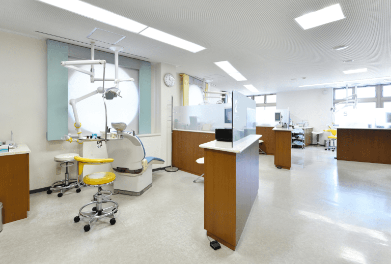 【JR七尾線中津幡駅 徒歩7分】昼休みも診療に対応し最適な治療法を提案する沖野歯科医院