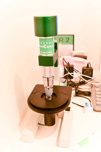 位相差顕微鏡という口腔内の細菌を調べる機器です