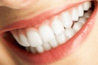 白い被せ物を活用することで歯並びの調整を行うこともできます