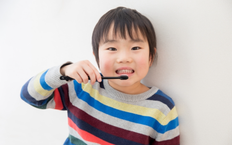 顎の発達を促す小児期の床矯正と審美性に優れた成人向けマウスピース矯正を提供