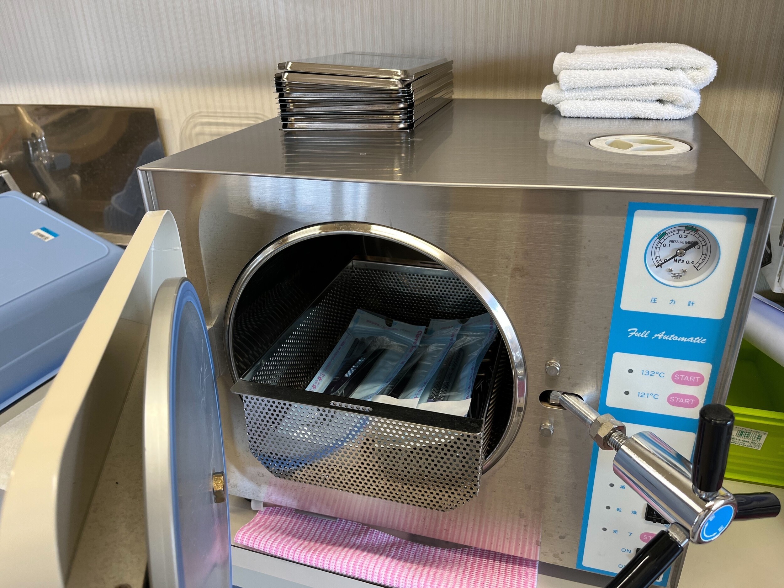 治療器具は滅菌機により滅菌を行っています