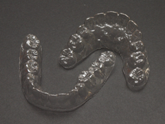 透明なマウスピース型の矯正装置「クリアアライナー」を使用しています