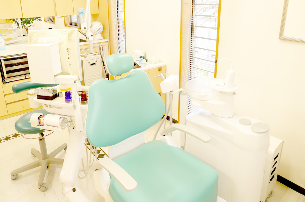 ①クリニック外観　②受付　③待合室