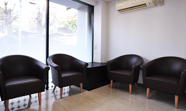 ①外観②受付③待合室