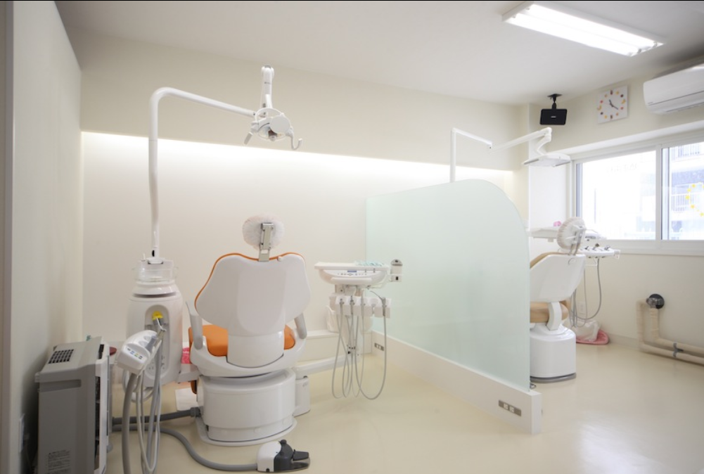 ①クリニック外観　②受付　③診察室