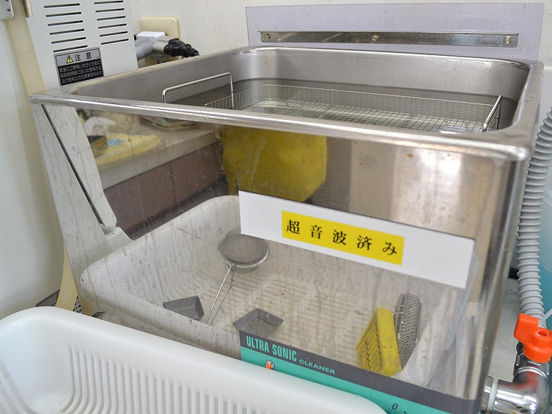 超音波洗浄機を活用し複雑な機材を洗浄しています