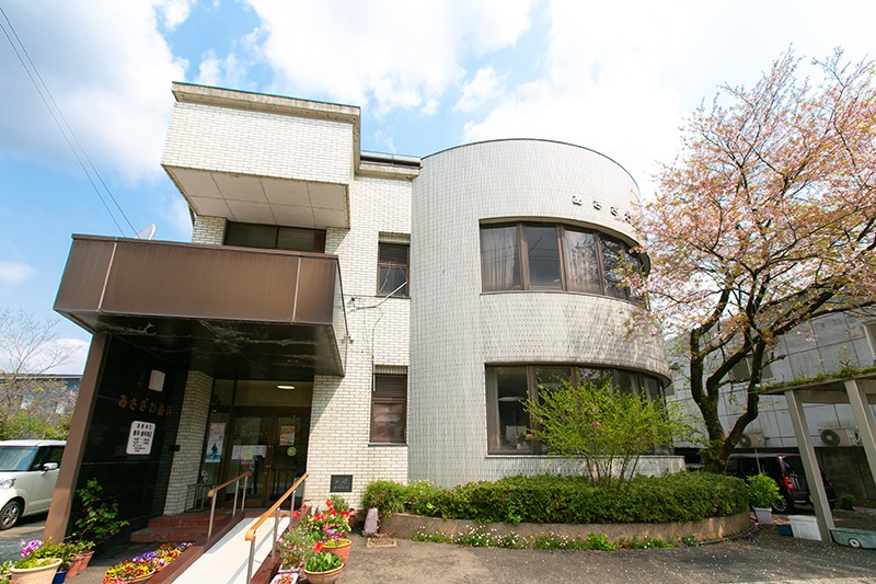 ①医院外観 ②キッズスペース ③脚折れ式最新ユニット