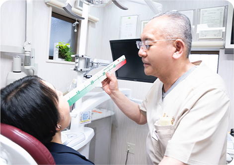 歯周病やむし歯が原因となる病的口臭だけでなく、心理的な要因が関わる自臭症や生理的口臭にも対応した治療が行われています