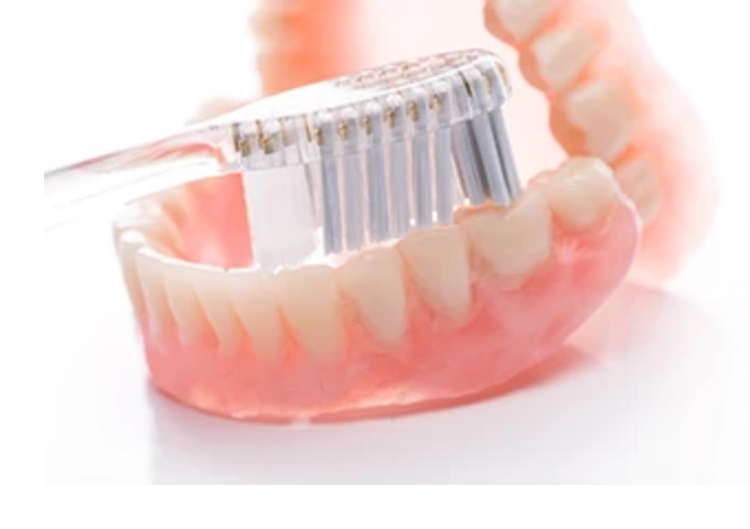 柔らかい樹脂製ですので、落としても従来の入れ歯ほどは簡単に破損することはありません。