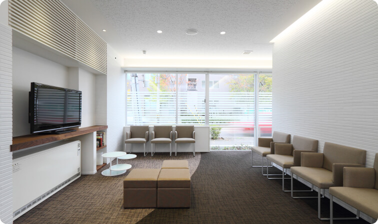 ①クリニック外観②駐車場完備③待合室