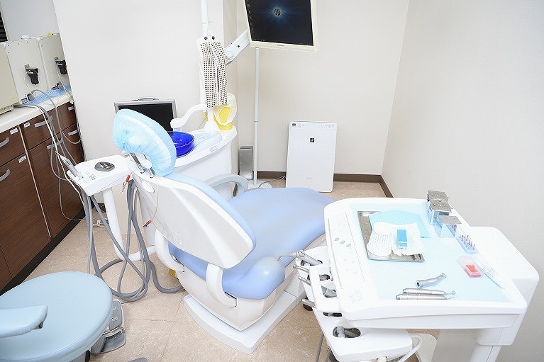 安易に歯を削ったり抜いたりせず、むし歯の進行度や患者様のお口の状態を確認したうえで治療方法を提案しています。