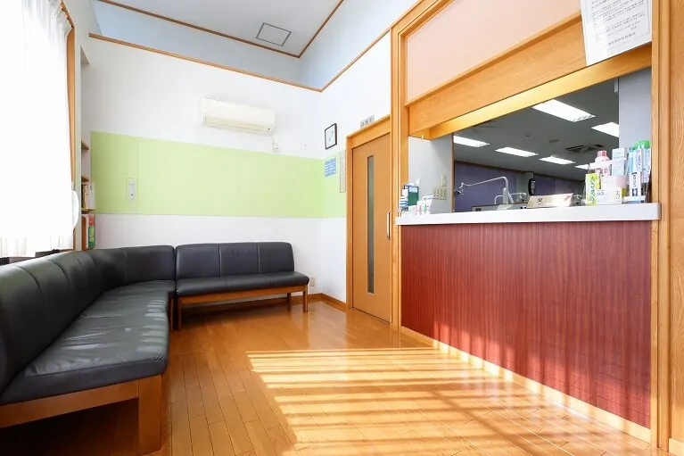 ①コミュニケーションを重視し適切な治療を ②受付・待合室 ③診療室