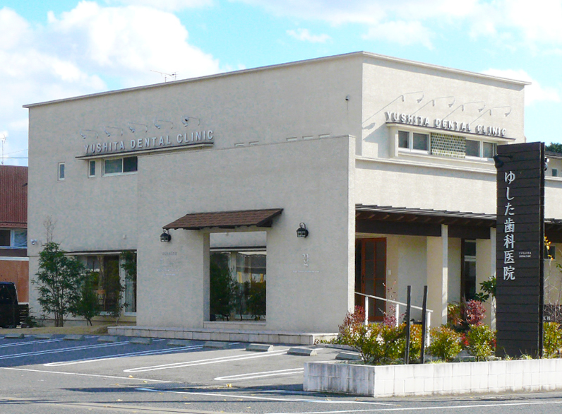 ①クリニック外観　②受付　③待合室