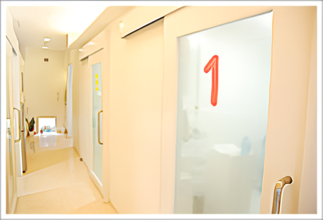 院内の通路からはすべて扉で覆っているため、高いプライバシー性が保たれます