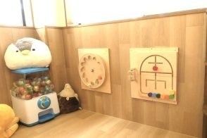 ①医院駐車場②キッズスペース③写真はイメージです