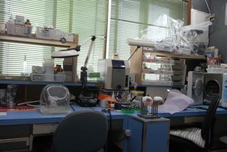 ①診療風景②技工室③徹底した減菌処理