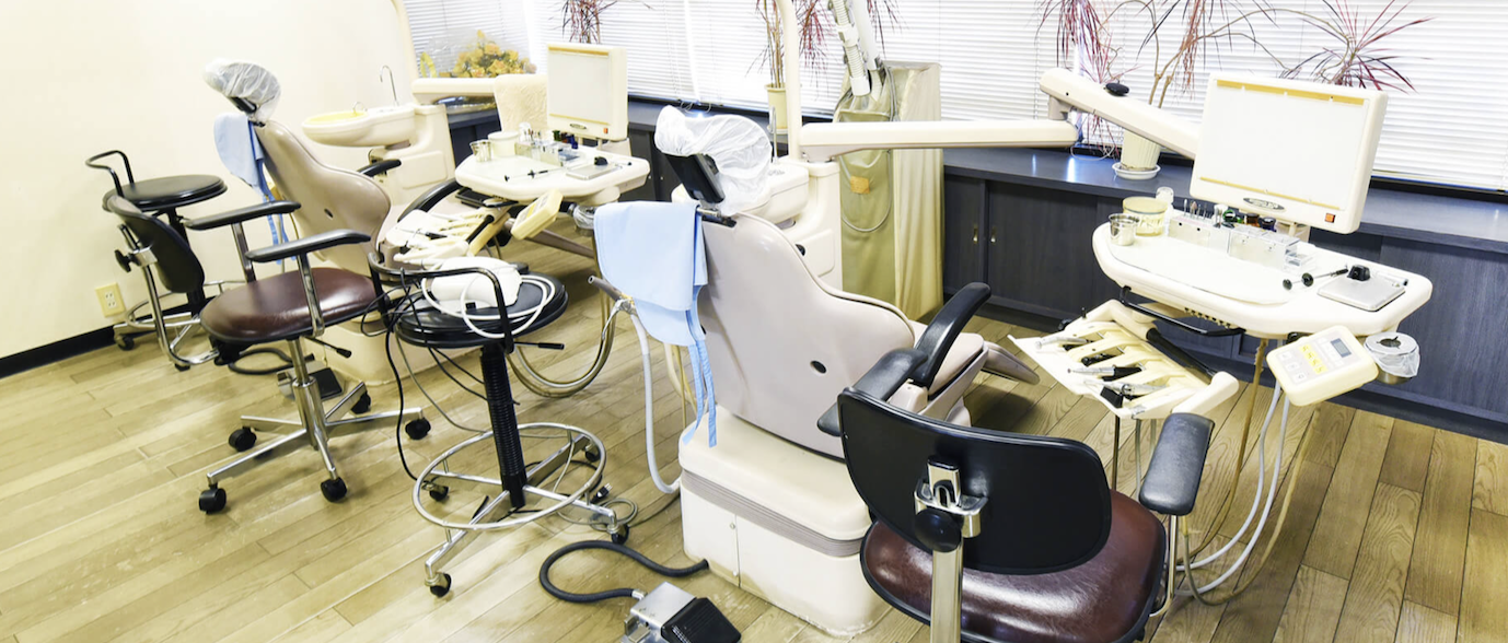 ①診療室 ②医院外観 ③院内写真