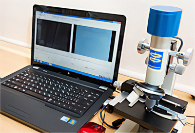 口腔内細菌を確認する顕微鏡とパソコン