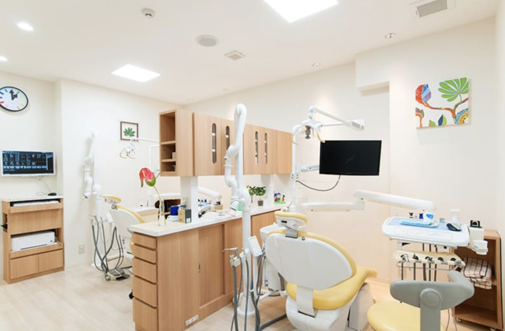 ①クリニック外観②受付③診療チェア