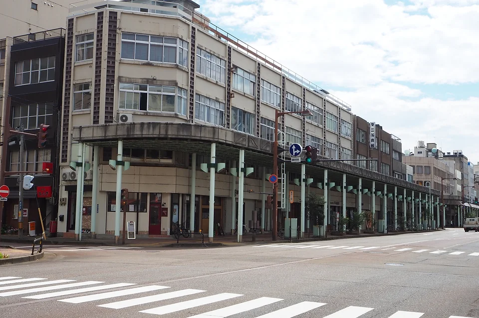 ①綺麗な歯のイメージ②さかな町歯科クリニック③歯医者のイメージ