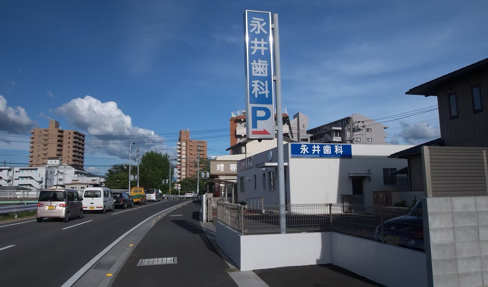 ①医院外観　②待合室　③入口