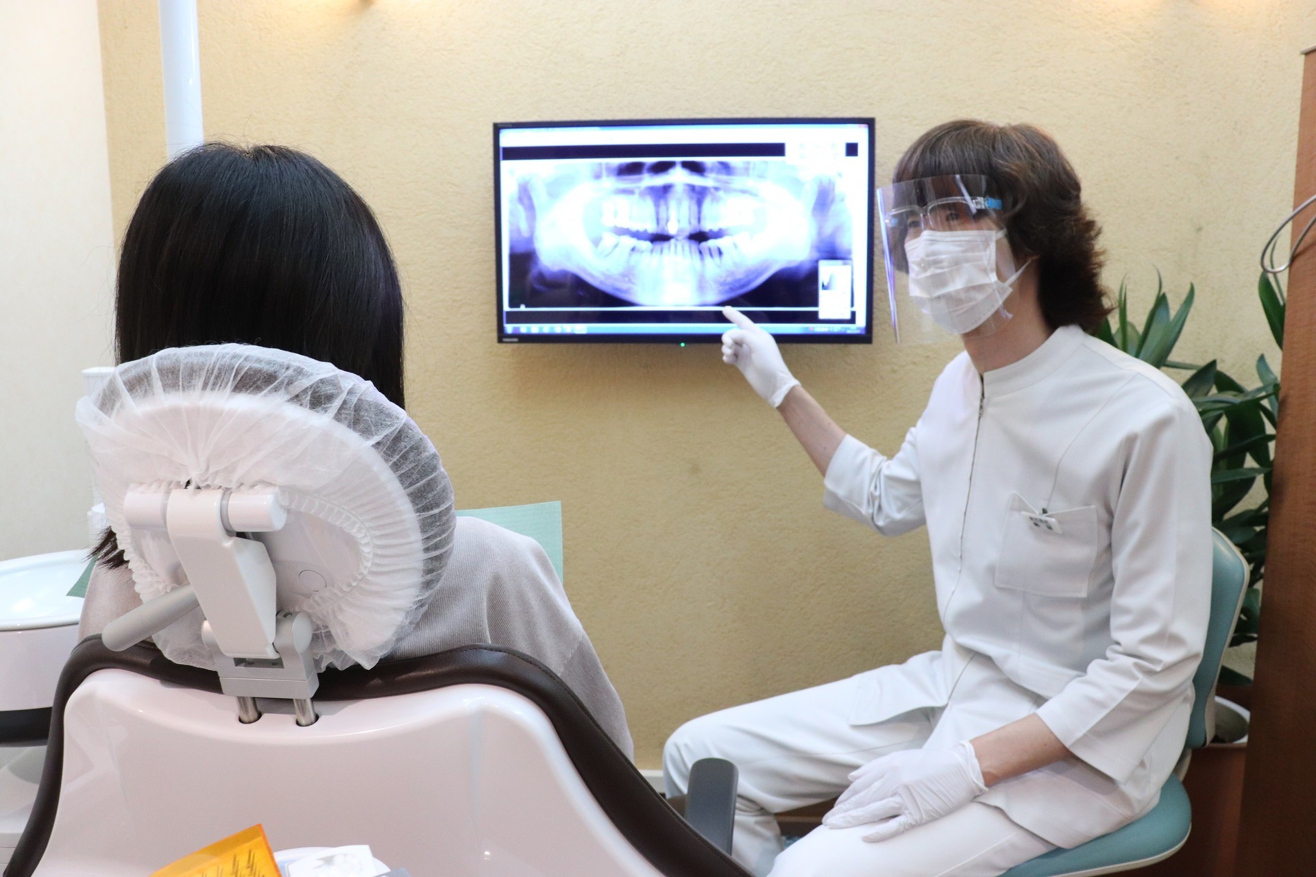 ①医院外観②説明の様子③診療室