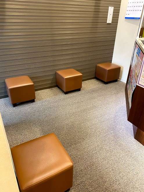 患者さんが向き合わないよう配置された待合スペース