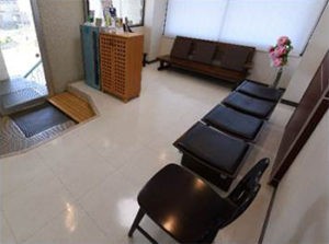 ①クリニック外観②受付③待合室