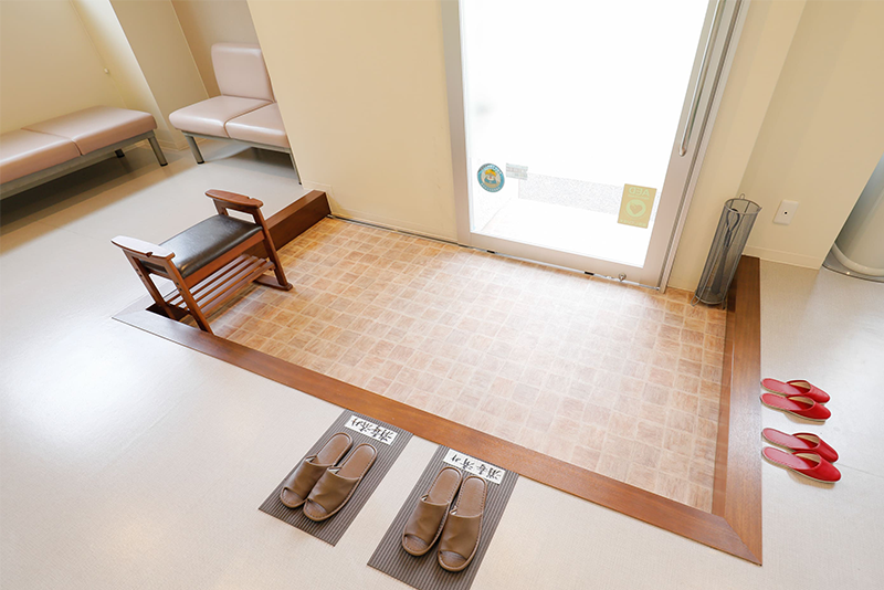 ①外観②入り口③キッズスペース