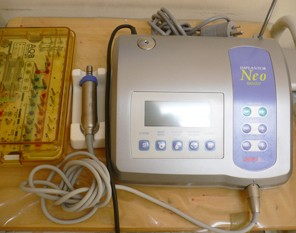 インプランタ－という骨を削る器具です