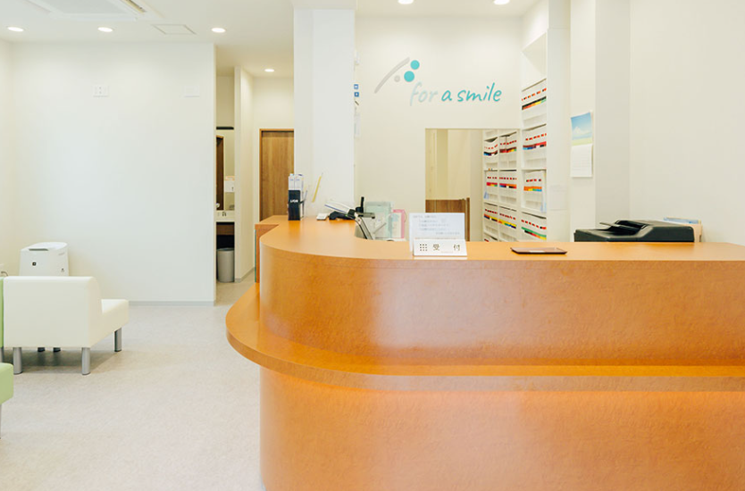 ①クリニック外観②受付③待合室