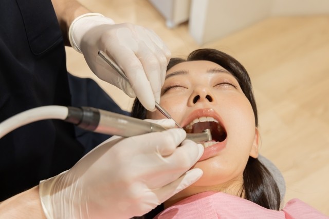 治療だけでなくその後の維持管理まで見据えた対応を行い、患者様が長く健康なお口を保てるよう支えています。※写真はイメージです。