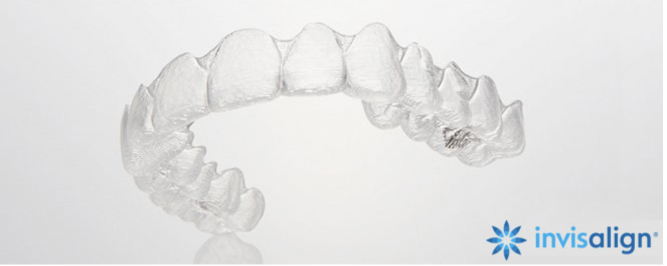 透明で目立たない「インビザライン」を使用したマウスピース型矯正治療を行っています