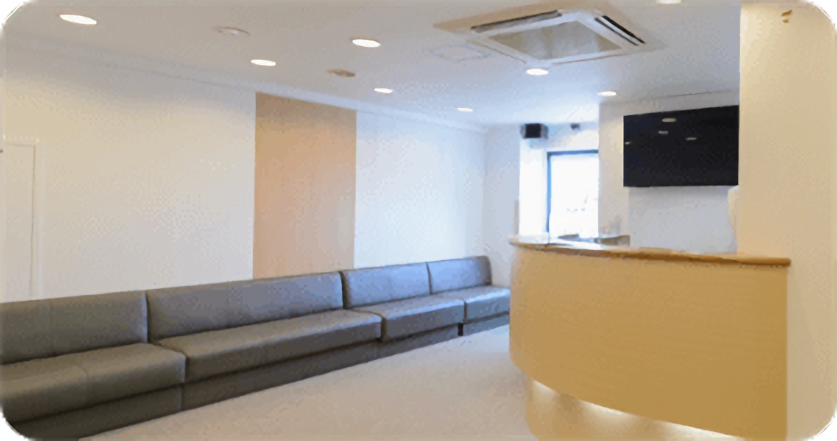 ①クリニック外観②診療チェア③受付