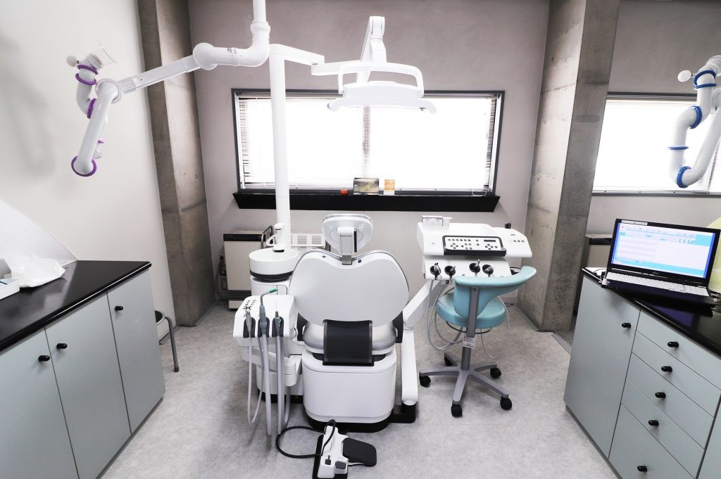 ①外観②待合室③診療室