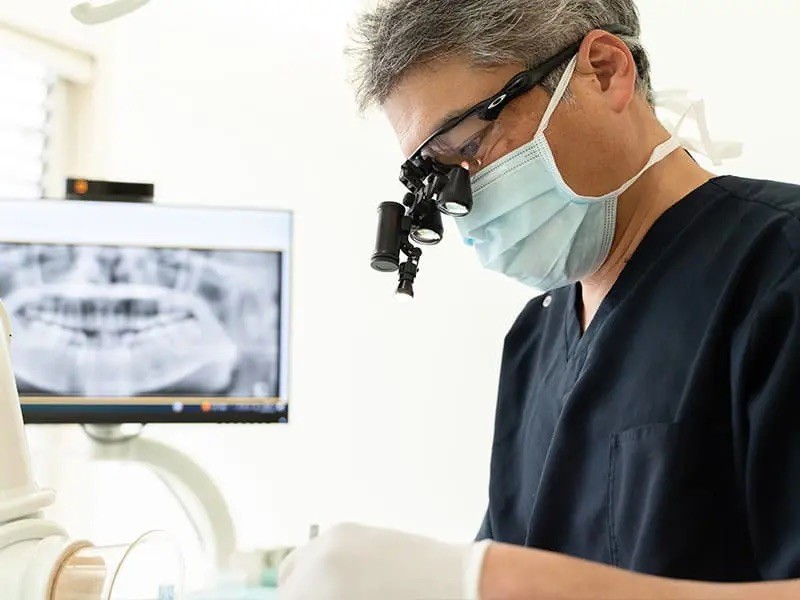 日本口腔インプラント学会専門医の院長が担当