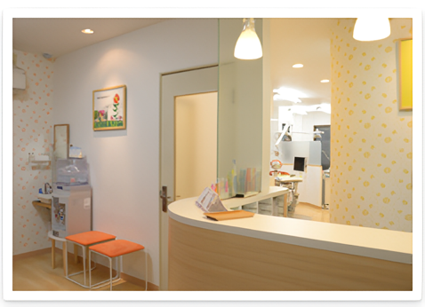 ①診療風景②外観③受付