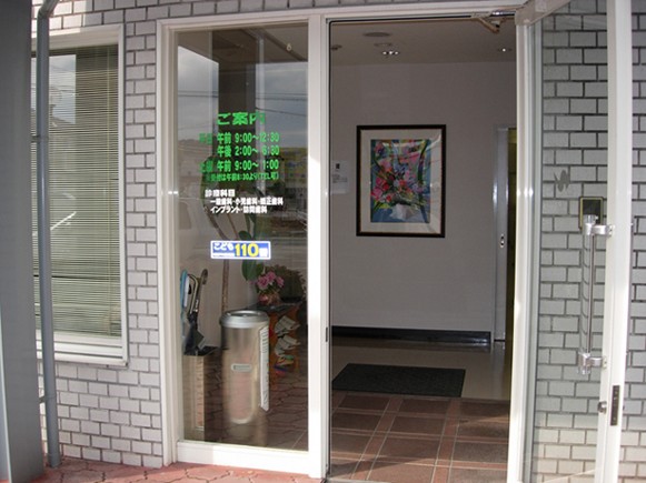 ①医院外観 ②エントランス ③待合室