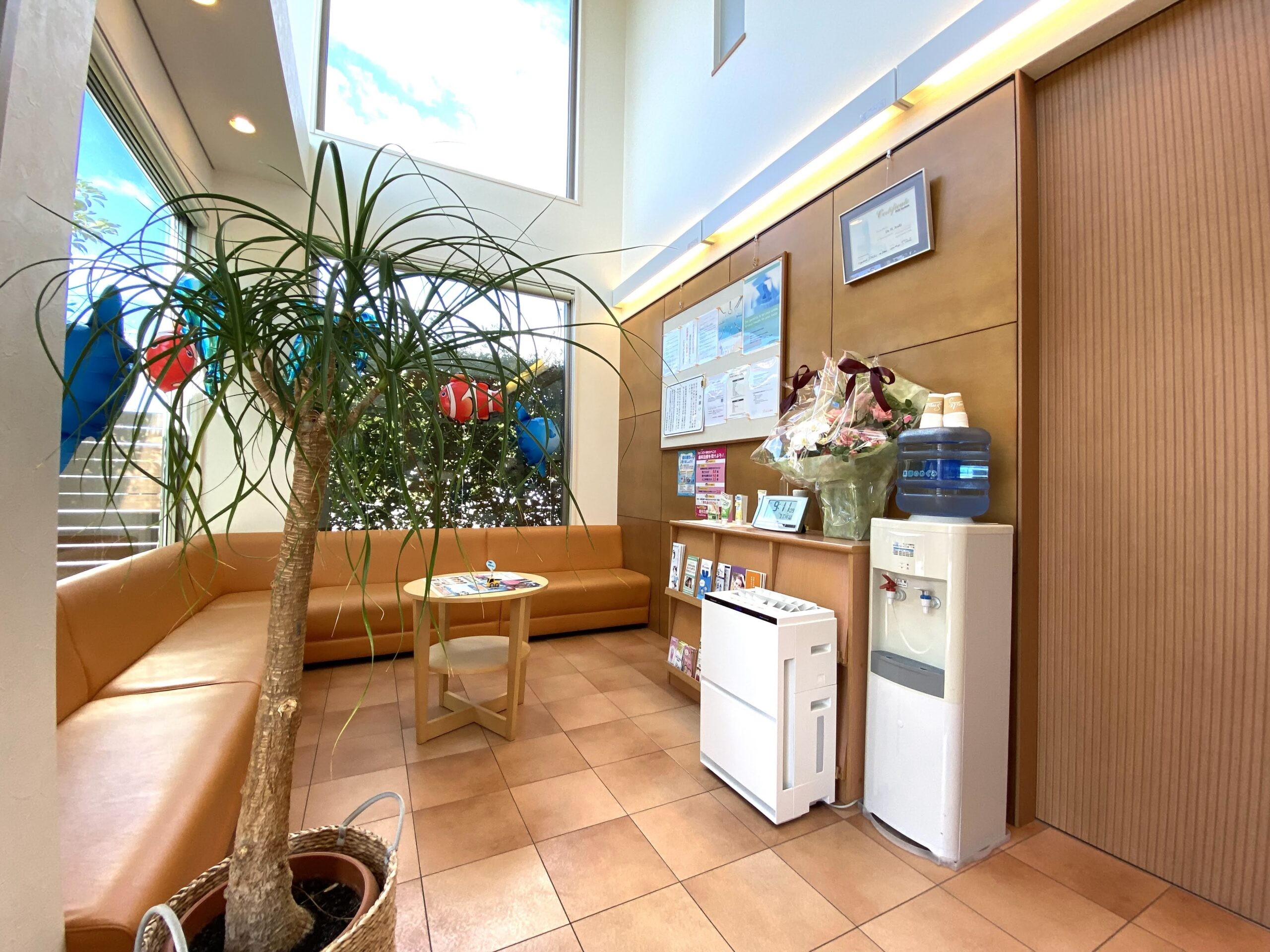 ①外観②待合室③診療室